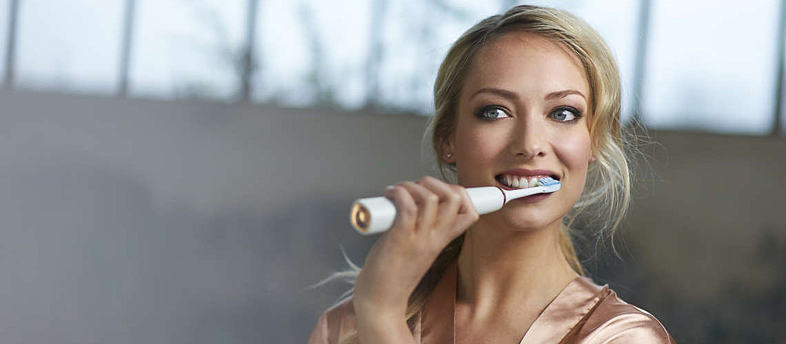 Savršeni zubi – isprobajte 5 načina rada i uklonite naslage  slika